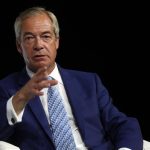 El líder ultraderechista británico Nigel Farage dimite de su escaño y fuerza elecciones