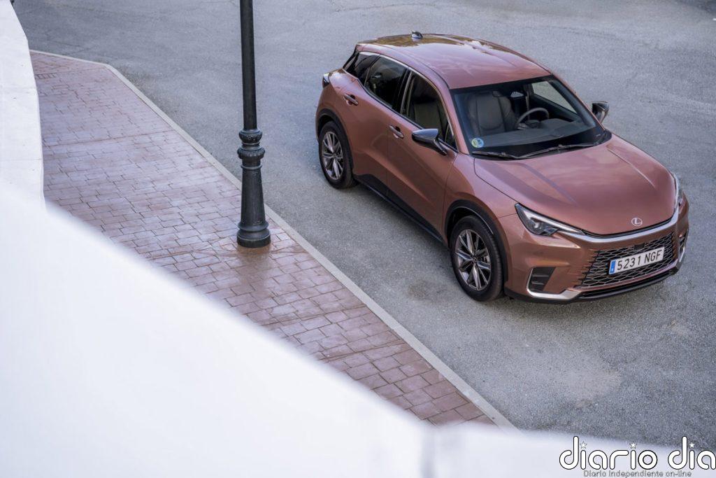 El nuevo Lexus LBX redefine el lujo silencioso para un verano en movimiento