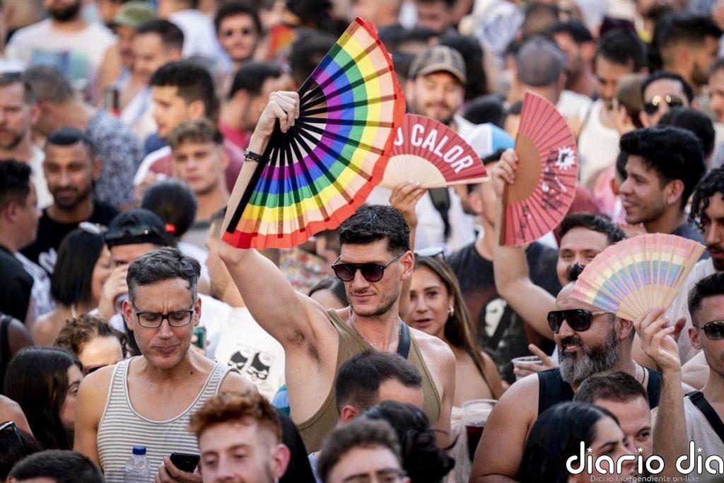 El Orgullo LGTBIQ+ toma la plaza Pedro Zerolo con un pregón que llama a romper el "armario dentro del armario" del VIH