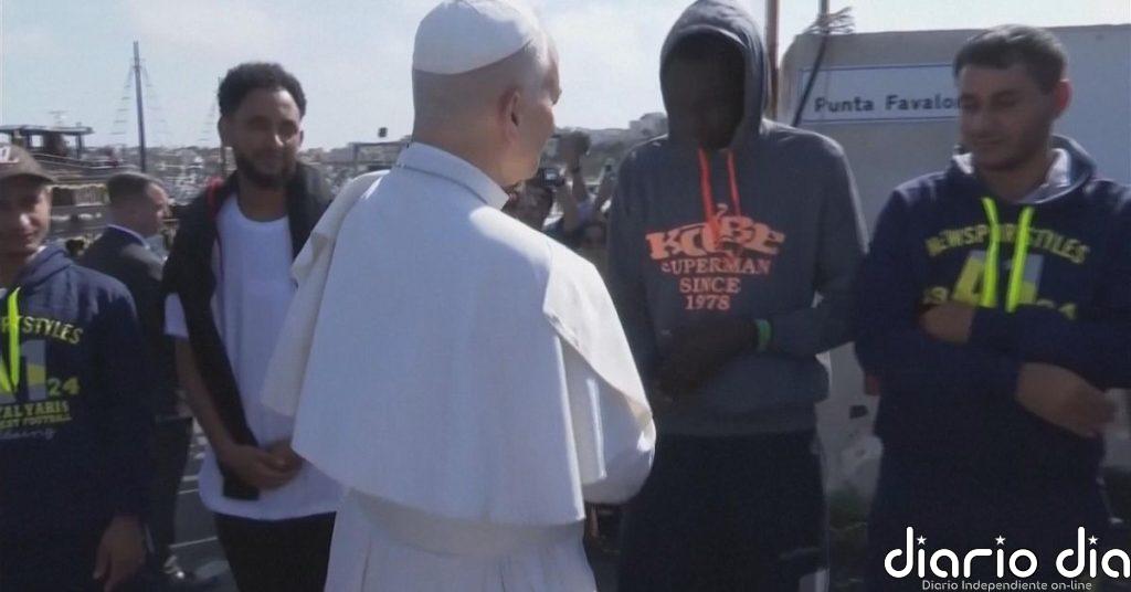 El papa León saluda a los inmigrantes que llegan a Lampedusa huyendo de la guerra y el hambre de África