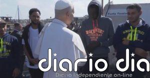 El papa León saluda a los inmigrantes que llegan a Lampedusa huyendo de la guerra y el hambre de África