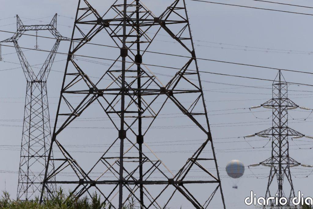 El precio de la luz baja un 40,3% este domingo, hasta los 32,52 euros
