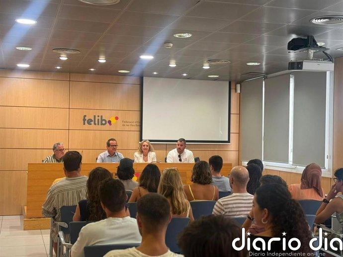 El primer grupo de los 200 jóvenes de Multiaventuras Jove conocen las actividades antes del viaje a Cantabria