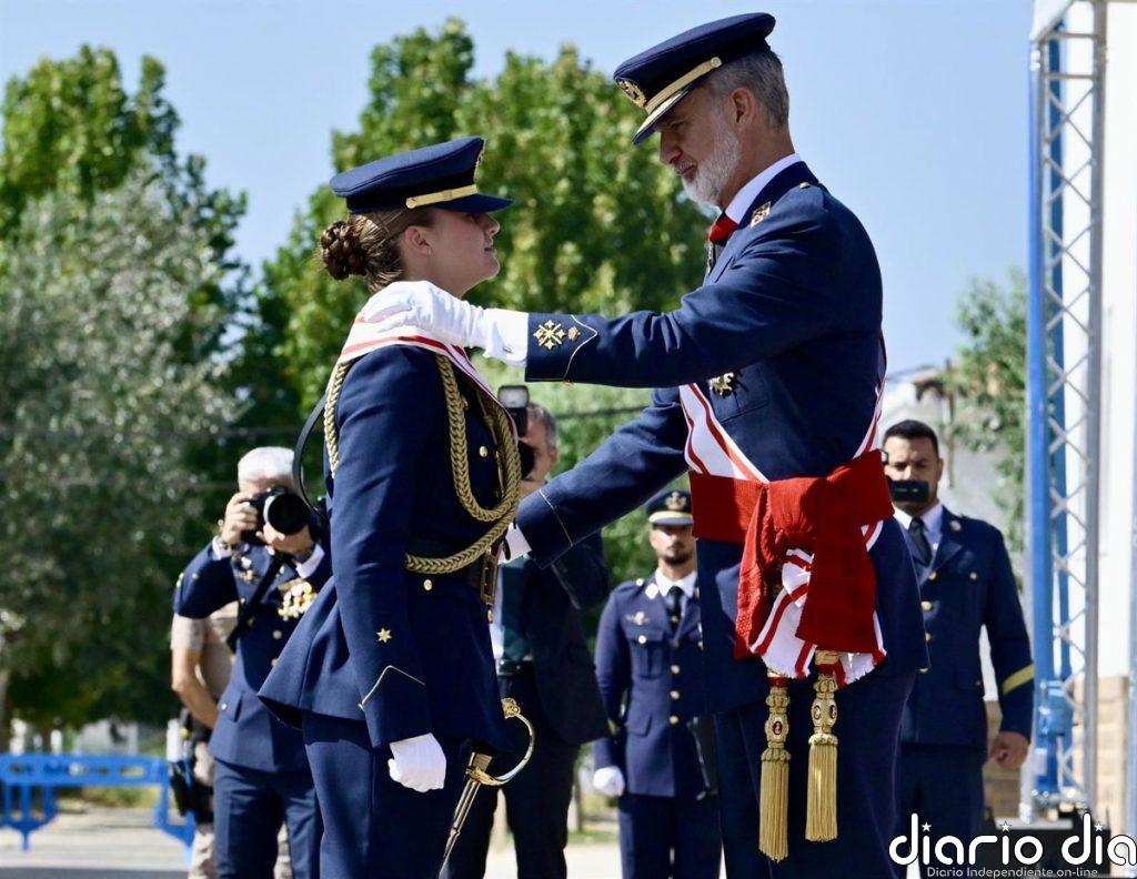 El Rey Felipe VI impone a la Princesa Leonor la Gran Cruz del Mérito Aeronáutico en entrega de despachos de la AGA
