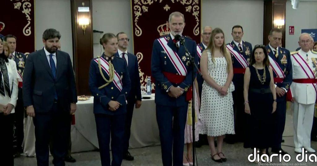 El rey guarda un minuto de silencio por las vítcimas del incendio en Almería