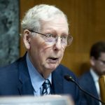 El senador republicano Mitch McConnell rompe su silencio y confirma que está vivo tras una caída y una neumonía