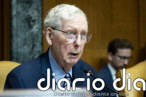 El senador republicano Mitch McConnell rompe su silencio y confirma que está vivo tras una caída y una neumonía