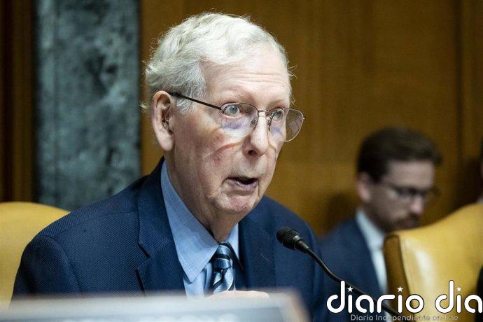 El senador republicano Mitch McConnell rompe su silencio y confirma que está vivo tras una caída y una neumonía