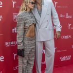 El significado oculto de los 'looks' de Jessica Goicoechea y Manu Moreno para posar por primera vez juntos en un evento