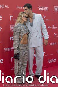 El significado oculto de los 'looks' de Jessica Goicoechea y Manu Moreno para posar por primera vez juntos en un evento