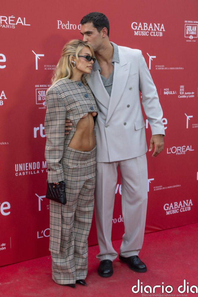 El significado oculto de los 'looks' de Jessica Goicoechea y Manu Moreno para posar por primera vez juntos en un evento