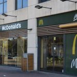 El sistema de franquicia eleva un 3% su facturación en España en 2025, pero cae el número de marcas y locales