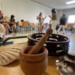 El sonido de las cucharas, las vieiras y el almirez clausura el curso de verano 'Cantares y percusión' en Torrelavega