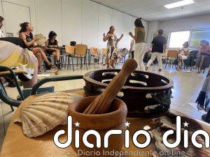 El sonido de las cucharas, las vieiras y el almirez clausura el curso de verano 'Cantares y percusión' en Torrelavega