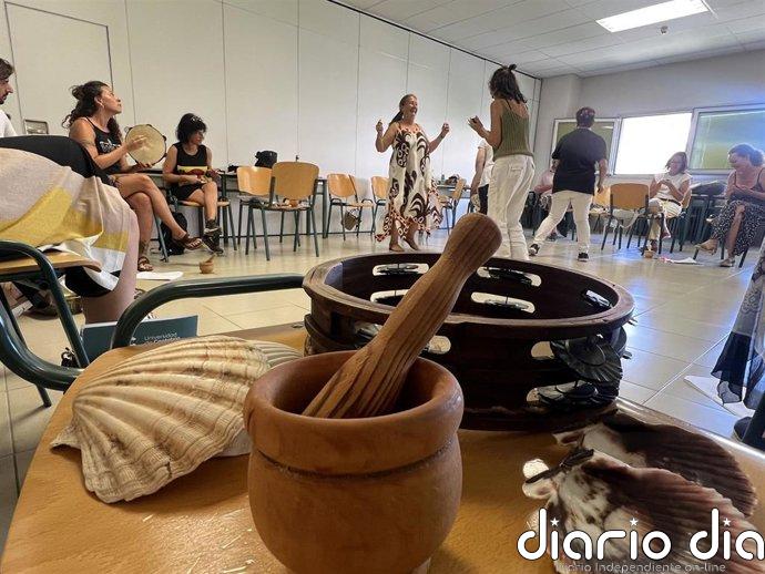 El sonido de las cucharas, las vieiras y el almirez clausura el curso de verano 'Cantares y percusión' en Torrelavega
