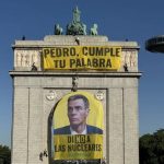 En libertad con cargos los activistas de Greenpeace que desplegaron una pancarta en Madrid por la central de Almaraz