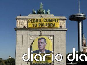 En libertad con cargos los activistas de Greenpeace que desplegaron una pancarta en Madrid por la central de Almaraz