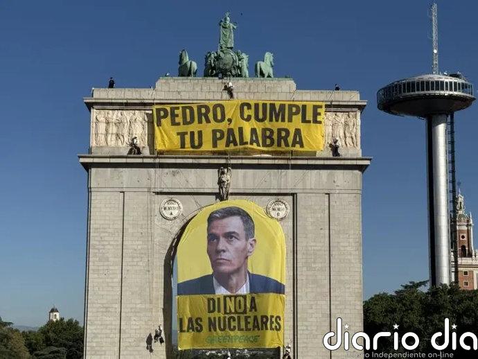 En libertad con cargos los activistas de Greenpeace que desplegaron una pancarta en Madrid por la central de Almaraz