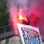 Encapuchados queman una bandera española y despliegan pancartas en apoyo a la selección vasca y contra España en Eibar