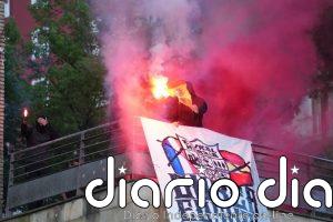 Encapuchados queman una bandera española y despliegan pancartas en apoyo a la selección vasca y contra España en Eibar