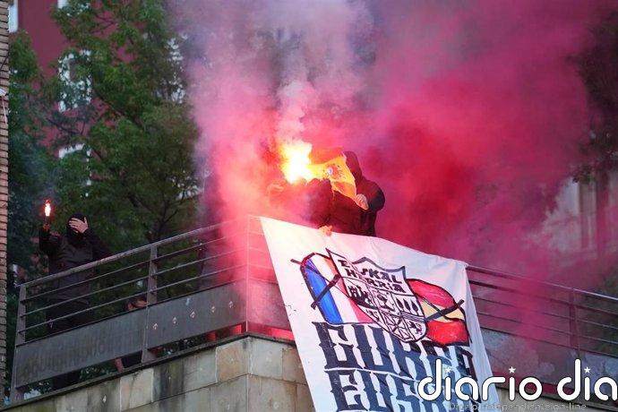 Encapuchados queman una bandera española y despliegan pancartas en apoyo a la selección vasca y contra España en Eibar