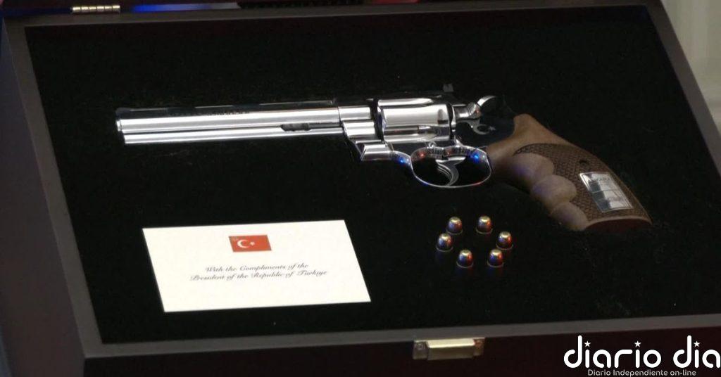 Erdogán entrega a cada líder tras la cumbre de la OTAN un revolver con su nombre junto a seis balas