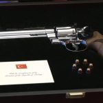 Erdogán entrega a cada líder tras la cumbre de la OTAN un revolver con su nombre junto a seis balas