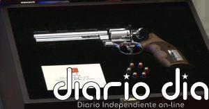 Erdogán entrega a cada líder tras la cumbre de la OTAN un revolver con su nombre junto a seis balas