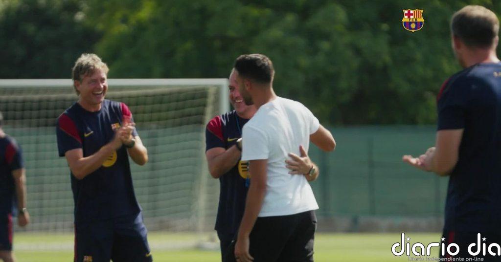 Eric Garcia visita a sus compañeros en el entrenamiento del FC Barcelona