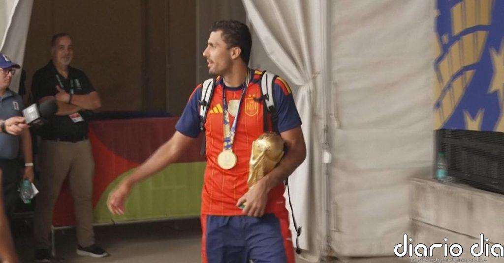 España abandona el estadio de la final con la Copa del Mundo en las manos