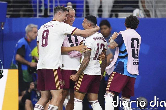 España se exhibe y roza la gloria