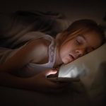 Estrés, pantallas y poco sueño: así deja huella el nivel socioeconómico en el cerebro de los niños