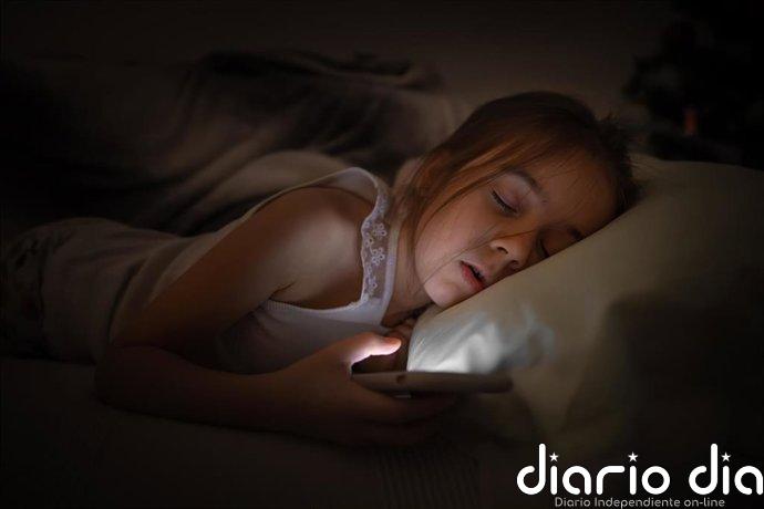 Estrés, pantallas y poco sueño: así deja huella el nivel socioeconómico en el cerebro de los niños
