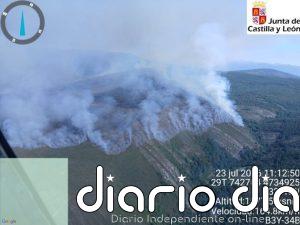 Evolución "no desfavorable" del fuego de Murias de Ponjos (León) y se prevé mejoría durante la noche