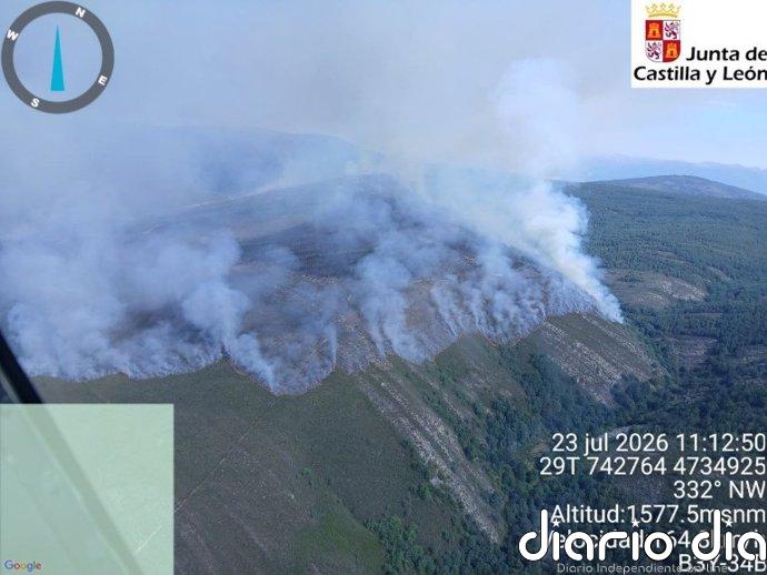 Evolución "no desfavorable" del fuego de Murias de Ponjos (León) y se prevé mejoría durante la noche