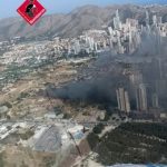 Extinguido el incendio de vegetación en Benidorm que causó una densa columna de humo