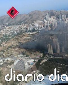 Extinguido el incendio de vegetación en Benidorm que causó una densa columna de humo