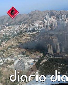 Extinguido el incendio de vegetación en Benidorm que causó una densa columna de humo Un incendio de vegetación en Benidorm genera una densa columna de humo