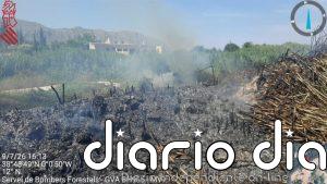 Extinguido el incendio forestal de Beniarbeig (Alicante)
