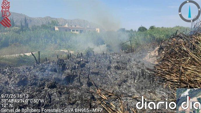 Extinguido el incendio forestal de Beniarbeig (Alicante)