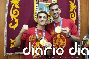 Fabián y Gavi celebran en Los Palacios (Sevilla) un Mundial "único e histórico" y reciben su peso en tomates