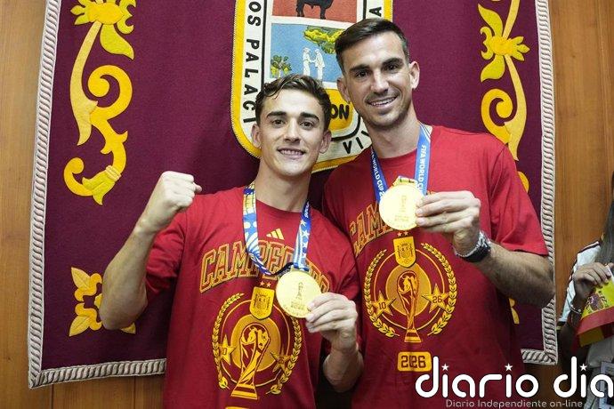 Fabián y Gavi celebran en Los Palacios (Sevilla) un Mundial "único e histórico" y reciben su peso en tomates