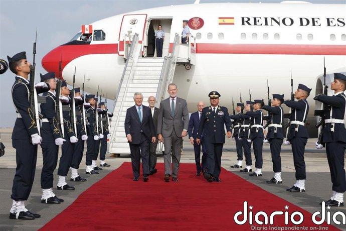 Felipe VI se reúne con el presidente de Paraguay durante su viaje a Perú por la toma de posesión de Keiko Fujimori