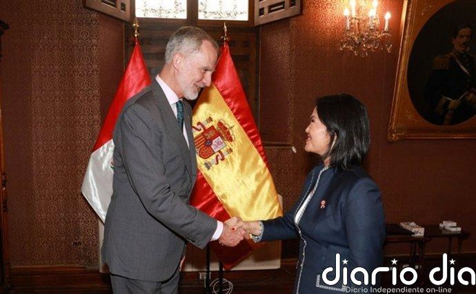 Felipe VI y Keiko Fujimori estrechan los "lazos de amistad" de España y Perú antes de la toma de posesión