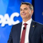 Flávio Bolsonaro ofrece a Trump ventajas comerciales a empresas de EEUU y restricciones al sistema brasileño Pix