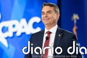 Flávio Bolsonaro ofrece a Trump ventajas comerciales a empresas de EEUU y restricciones al sistema brasileño Pix
