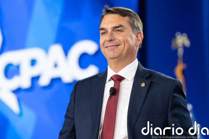 Flávio Bolsonaro ofrece a Trump ventajas comerciales a empresas de EEUU y restricciones al sistema brasileño Pix