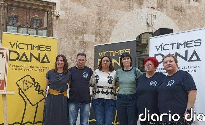 Flores, silencio y paros en estaciones recordarán a las víctimas del accidente de metro de València veinte años después