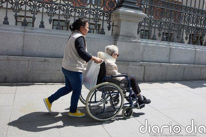 Gobierno prevé que la lista de espera de dependencia en Madrid caerá en 11.500 personas en 2027 con su nueva inversión