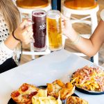 Hay un motivo por el que salir a un restaurante nos hace sentir mejor (y no es la comida)